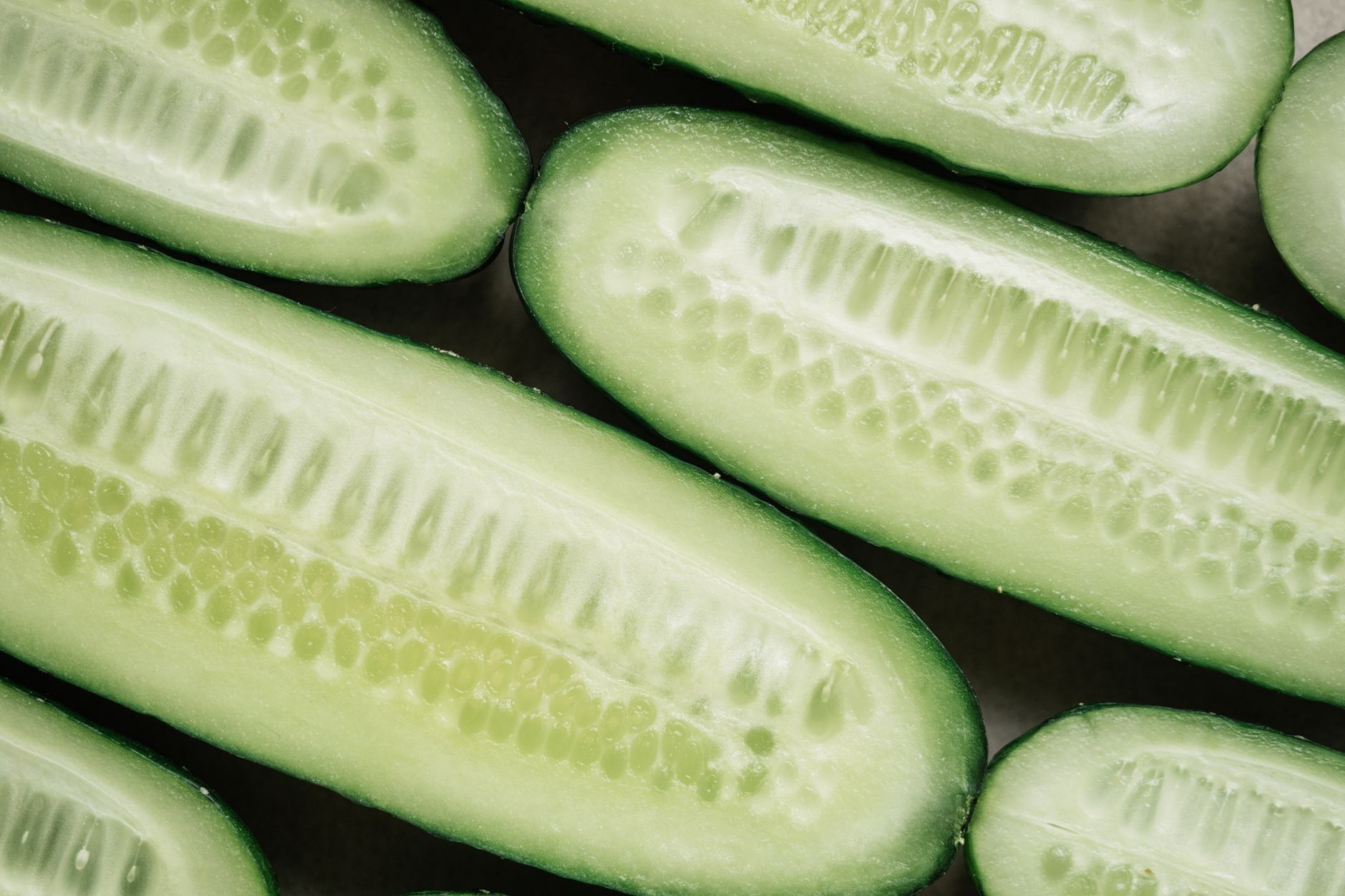 anti-inflammatory foods summer — High-resolution close-up image of fresh sliced cucumbers showcasing their texture.