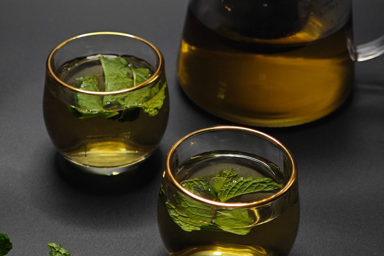 Peppermint Tea Benefits: What It Really Does for Bloating, Colds and Focus