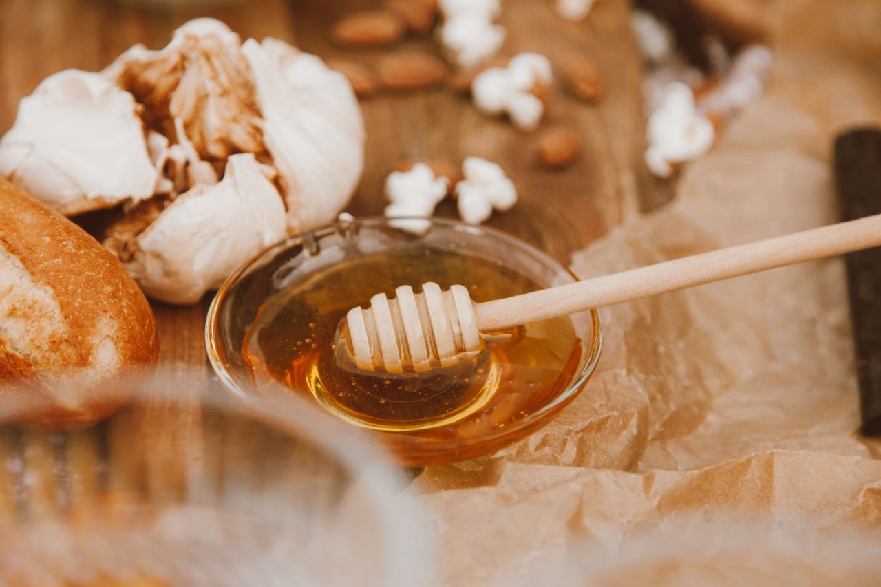 Fermented Garlic Honey: Recipe, Benefits and How to Make It Safely
